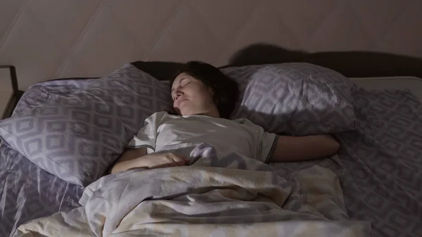 Genç esmer kadın kabus görüyor. Huzursuz hayalleri.