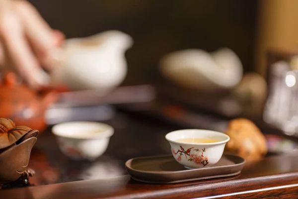 Podczas Ceremonii Parzenia Herbaty Master Wlewa Herbatę Białe Kubki — Zdjęcie stockowe