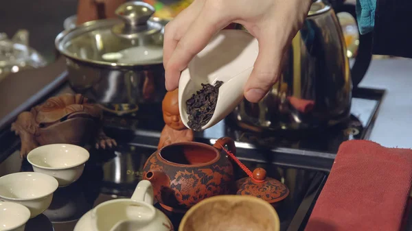 Podczas Ceremonii Parzenia Herbaty Master Rozlewa Liści Herbaty Czajnik — Zdjęcie stockowe