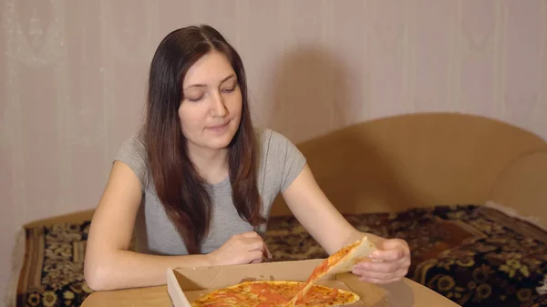 Mujer Morena Comiendo Pizza Apetitosa Casa —  Fotos de Stock