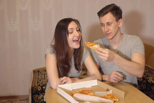 Beautiful Woman Man Eating Pizza Home — Stock Photo, Image