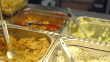Yemek odasında dağılımı üzerinde farklı yemekler