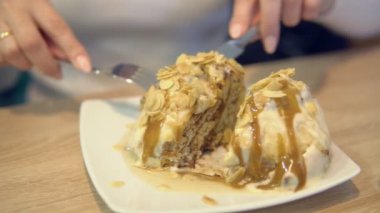 Tarçın ve fındık ile bir topuz yakın çekim