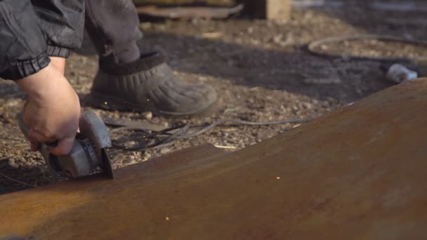 Man is cutting a piece of iron with a saw for metal — Stock Video