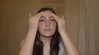 Kadın krem yüzünde uyguluyor. Cilt Bakımı