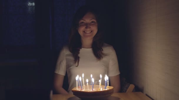 Νεαρή γυναίκα σβήσιμο κεριών στην τούρτα Ενοικιαζόμενα — Αρχείο Βίντεο