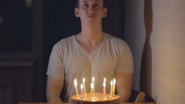 Mumlar şenlikli bir pastayı dışarı genç adam havaya uçurur