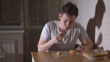 Adam mutfakta çörek geceleri yemek