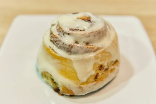 Cinnamon Bun White Plate Selective Focus — Stock Photo, Image