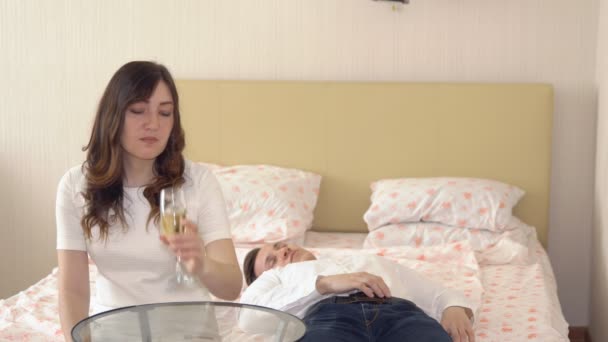 Joven se quedó dormido en el dormitorio durante una noche romántica — Vídeo de stock