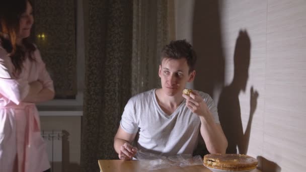 Frau erwischte Mann nachts in der Küche, als er Brötchen aß — Stockvideo