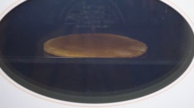 kadın bir pasta kek fırınlar için dışarı alır