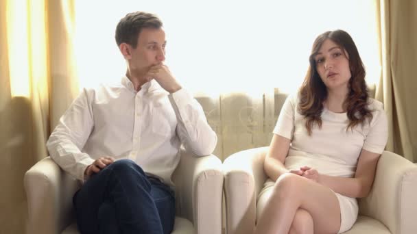 Молода пара на прийомі з психологом — стокове відео