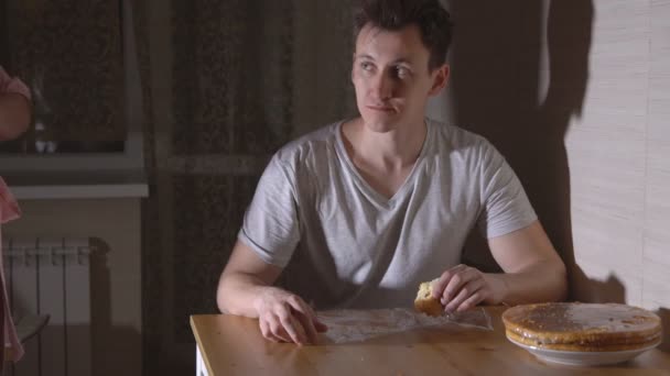 Frau erwischte Mann nachts in der Küche, als er Brötchen aß — Stockvideo