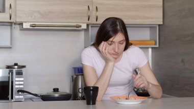 Sebzeli pilav yemek güzel esmer kadın.