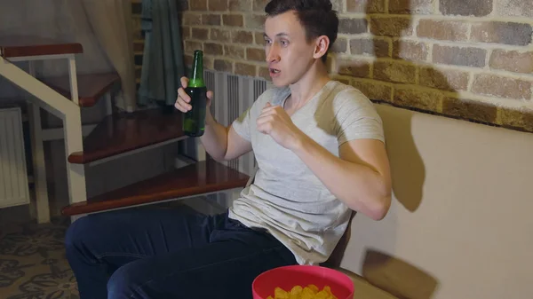 Hombre Bebe Cerveza Patatas Fritas Delante Televisión Viendo Fútbol — Foto de Stock