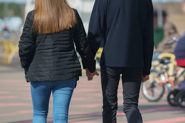 Homem Mulher Uma Caminhada Mãos Dadas — Fotografia de Stock