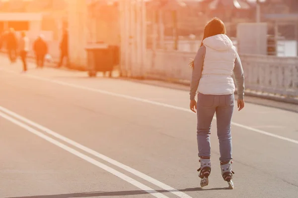 Jonge Vrouw Rolschaatsen Bij Mooi Weer Zonlicht Kopie Ruimte — Stockfoto