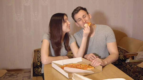 Brunette Woman Man Eating Pizza Home — Stock Photo, Image