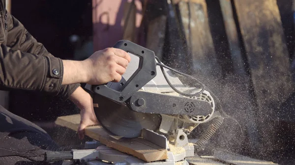 Adam testere kurulları ile bir daire testere, zor iş