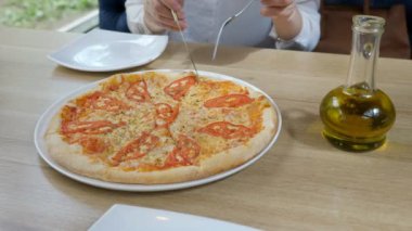 Pizzacı. Genç kadın bir dilim pizza onun plaka alır.
