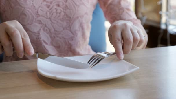Çok aç kadın uzun bir kafede bir emir bekler — Stok video