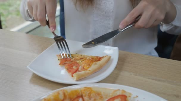 Mulher morena comendo pizza em um café. Dieta rápida e não saudável — Vídeo de Stock