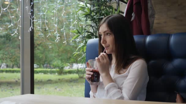 Hermosa mujer en un café revuelve vino caliente — Vídeos de Stock