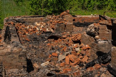 Yangından sonra bina kalıntıları.