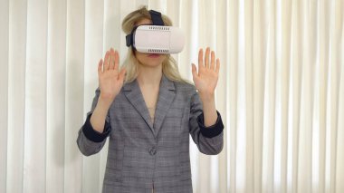 İş kadını Vr aygıt Office ile seyir