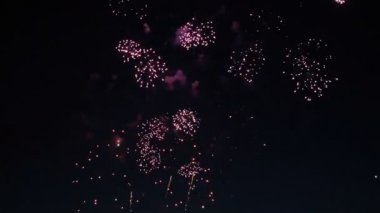 Karanlık gökyüzü arkaplanında havai fişek görüntüsü