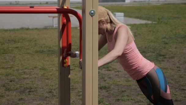 Mujer fitness haciendo flexiones durante el entrenamiento de entrenamiento cruzado al aire libre. — Vídeos de Stock