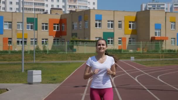 Giovane donna che corre vicino allo stadio, rallentatore — Video Stock