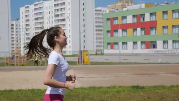 Fitness, sport, az emberek és az életmód fogalmát. boldog, sportos nő fut a város — Stock videók