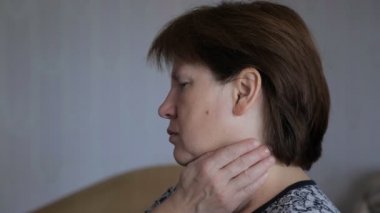 Boynunda ve yüz bir köstebek dokunmadan kırk yıl kadın
