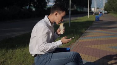 Meşgul man yemek shoarma ve yazar sms telefon