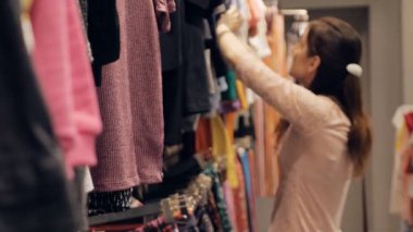 Şık giysiler içinde çarşı moda esmer