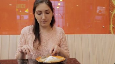 Güzel kız kafede dondurma ile krep yiyor, yakın çekim