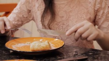 kız bir gözleme dondurma ile kafede yiyor.