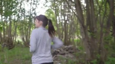 Geriye dönüp baktığımda ormanda çalışan esmer kadın