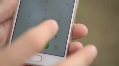 911'i dokunmatik ekran telefon ormandaki kişi çevirir