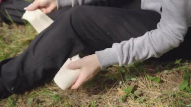 Dizine bir elastik bandaj sarma, yakın çekim. Doğada yaralanma