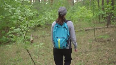 Genç kadın ormanda kaybol