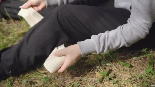 무릎에는 탄력 붕대를 감는의 클로즈업. 자연 부상 — 비디오