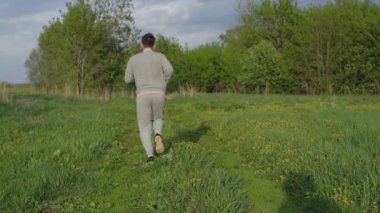 Erkek doğa sporları için gider. Sağlıklı yaşam tarzı