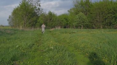 Sağlıklı bir yaşam tarzı. Doğa sporları için bir adam giriyor