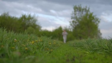 Sağlıklı bir yaşam tarzı. Doğa sporları için bir adam giriyor
