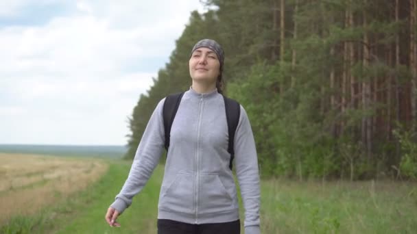 Joven morena mujer está caminando en la naturaleza — Vídeos de Stock