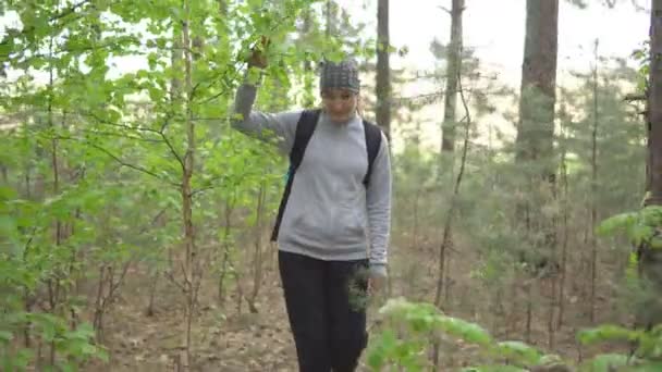 Красивая брюнетка гуляет по лесу — стоковое видео