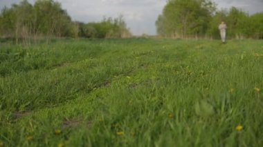 Doğa üzerinde çalışıyor. Adam sporda devreye girer